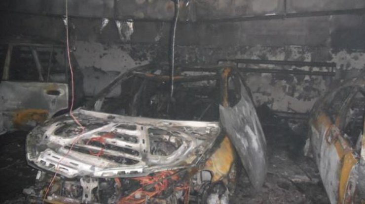 В Киеве на парковке сгорело 4 автомобиля