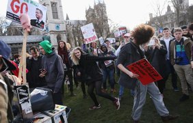 В Лондоне демонтстранты требуют отставки Дэвида Кэмерона
