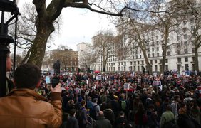 В Лондоне демонтстранты требуют отставки Дэвида Кэмерона