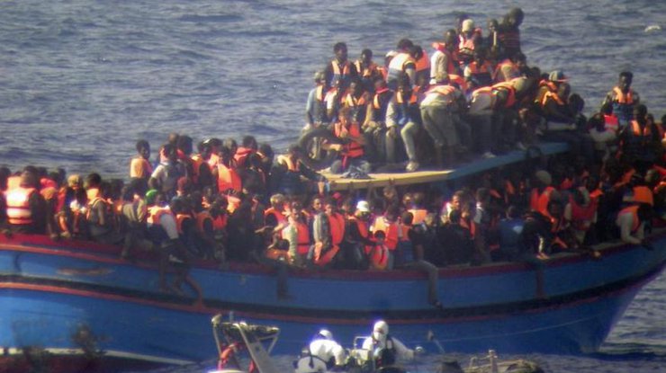 За 2 дня у берегов Италии спасли почти 4 тысячи мигрантов