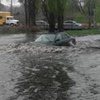 В Киеве авто уходят под воду (фото)