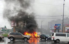 Охваченный огнем Volkswagen Passat находился на кругу, со стороны проспекта Мира / Фото: из "ВКонтакте"