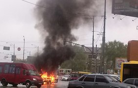 Охваченный огнем Volkswagen Passat находился на кругу, со стороны проспекта Мира / Фото: из "ВКонтакте"