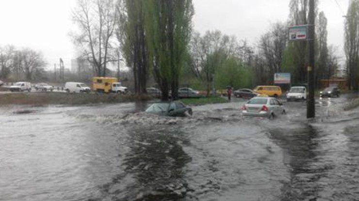 В Киеве из-за дождя утонули авто