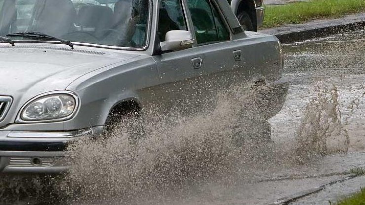 Водитель с ног до головы облил водой пенсионера
