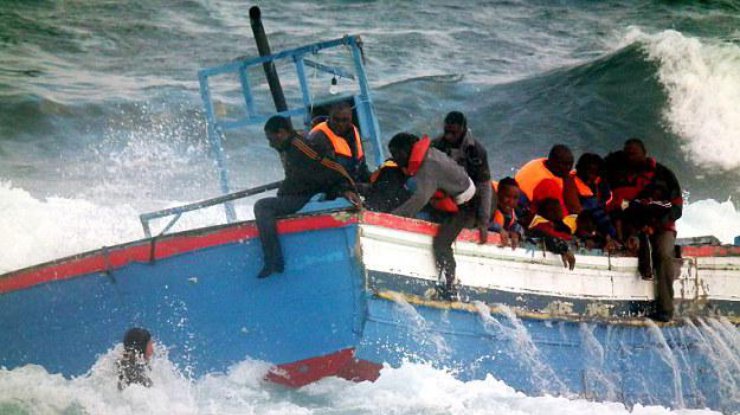 Десятки африканских мигрантов погибли после того как судно перевернулось в Средиземном море