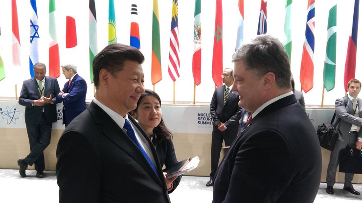 Порошенко пригласил Си Цзиньпина посетить Украину с визитом