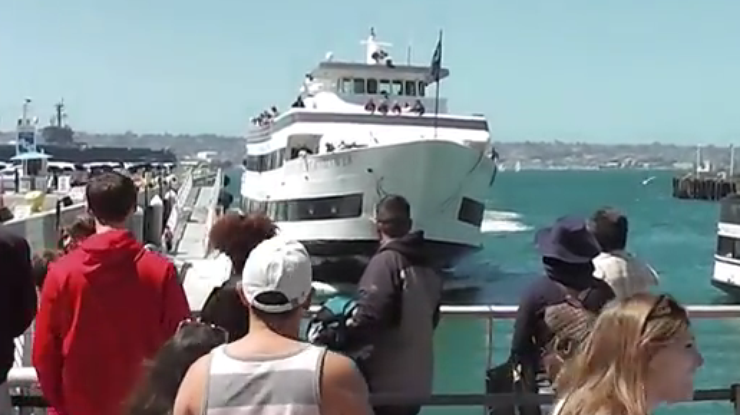 В Сан-Диего круизный лайнер Adventure Hornblower врезался в пристань