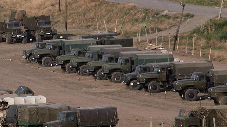 Военная техника на демаркационной линии со стороны Армении