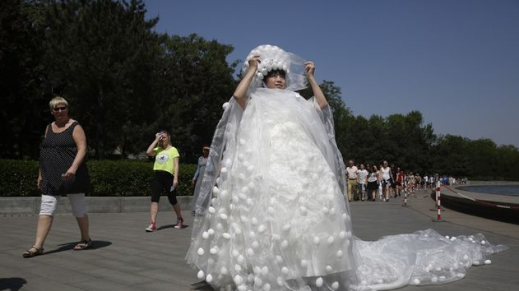 В Китае показали платье из тысячи яиц Фото: WU HAO/IMAGINECHINA