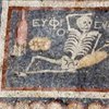В Туреччині знайшли життєрадісну стародавню мозаїку зі скелетом