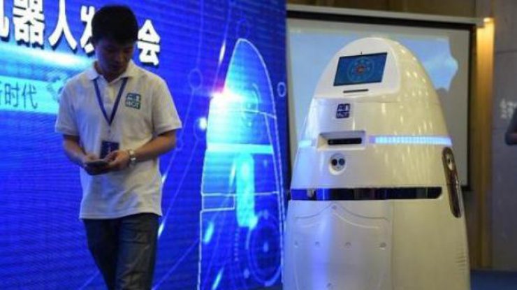 В Китае с преступностью будет бороться робот. Фото из Twitter