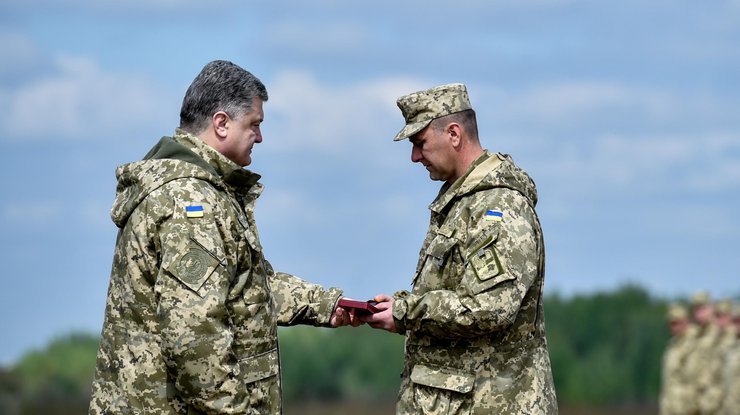 Петр Порошенко наградил украинских артиллеристов
