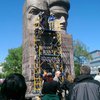 В Киеве активисты сносят памятник чекистам