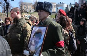 Люди пришли на Майдан попрощаться с героем / Фото: "Громадське радіо"