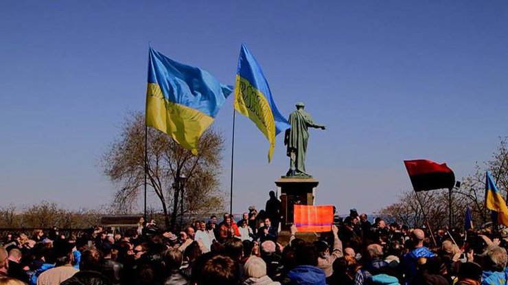 Одесситы митингую возле памятника Дюку / Фото: из Facebook