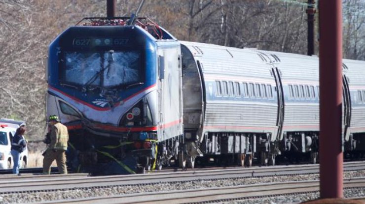 Поезд столкнулся с экскаватором / Фото: CNN