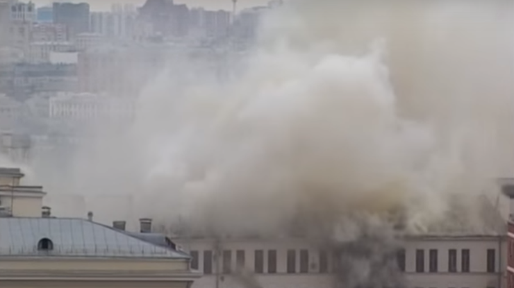 В горящем здании обрушили крышу в 1000 кв. м / Фото: кадр из видео