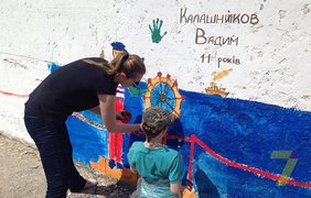 Спуск Азарова в Одессе украсили социальным стрит-артом