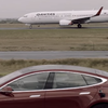Электромобиль Tesla устроил гонки с Boeing-737 (видео)