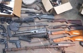 В Киеве в одном из цехов завода нашли крупный арсенал оружия