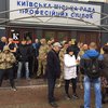 В Киеве коммунальщикам не дают оградить скандальное кафе