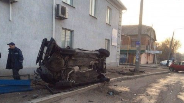 В Харькове Mercedes разбился о столб 