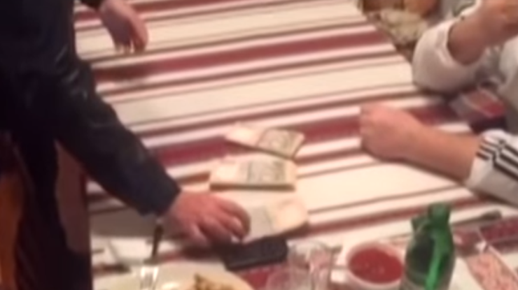 Взяточника задержали в одном из ресторанов Днепропетровска / Фото: кадр из видео