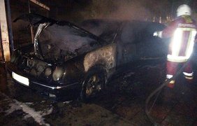 Пожар на Закарпатье уничтожил два Mercedes-Benz, УАЗ и трактор