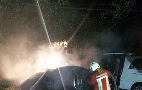 Пожар на Закарпатье уничтожил два Mercedes-Benz, УАЗ и трактор