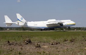 Самолет приземлился в Праге, где в него загрузят генератор с сопровождающим оборудованием общей массой 130 тонн