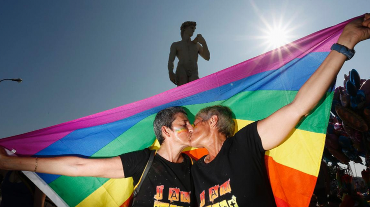 В Италии проголосовали за разрешение однополых союзов