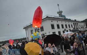 Фонарики символизируют путь возвращения в Украину 