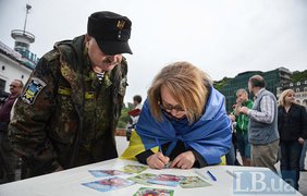 Фонарики символизируют путь возвращения в Украину 