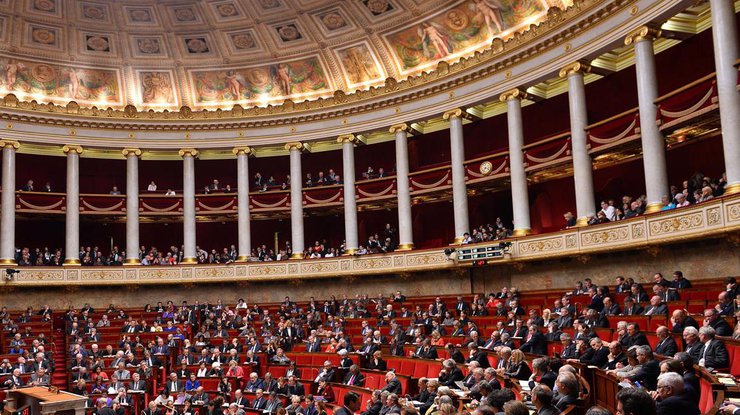 Во Франции парламент отклонил вотум недоверия правительству