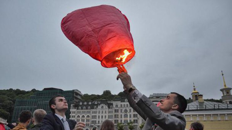 Жители столицы запустили фонарики в честь Савченко 