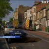 Посеред Лондона автомобіль провалився під землю