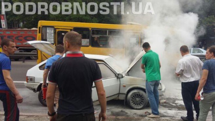 В Киеве на улице Телиги в районе метро "Дорогожичи" загорелся автомобиль