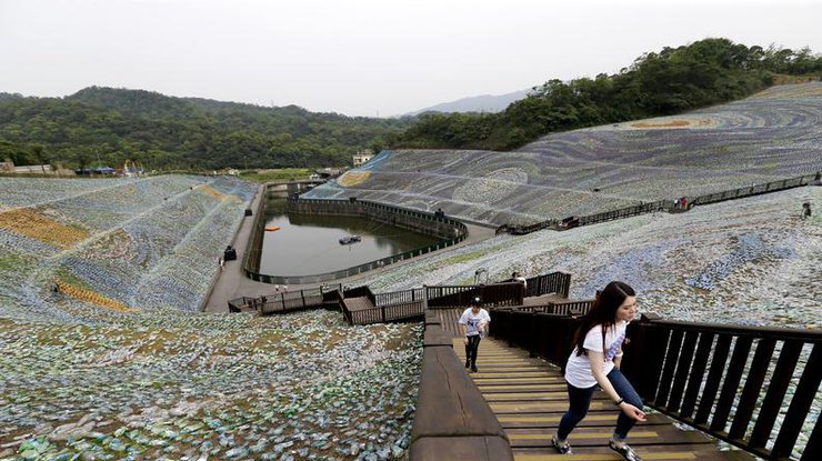 На Тайване создали картину Ван Гога из 4 миллионов бутылок
