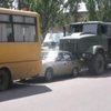 У Миколаєві вантажівки армії зіштовхнулися з шкільним автобусом