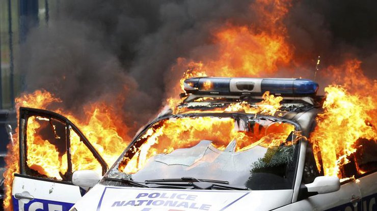 Противники полицейских подожгли патрульный автомобиль в нескольких метрах от площади Республики