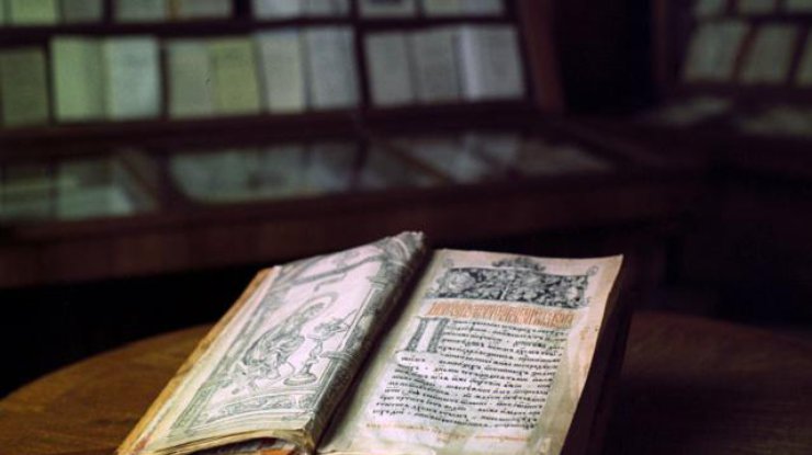 В Киеве из библиотеки мужчина украл редкую книгу