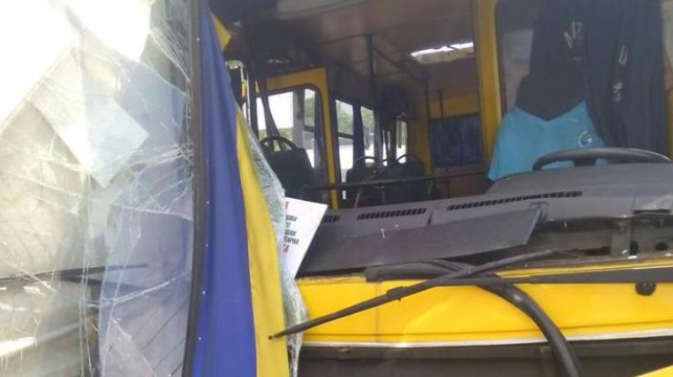 В Киеве в ужасной аварии столкнулись два грузовика и маршрутка
