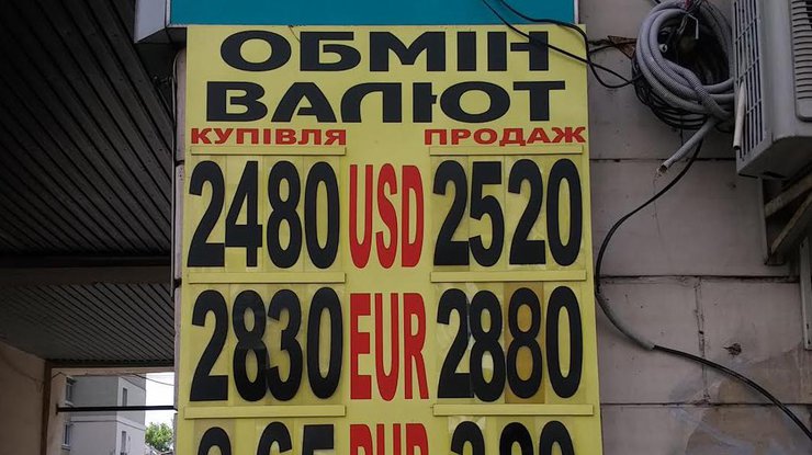 В Украине доллар и евро продолжают дешеветь