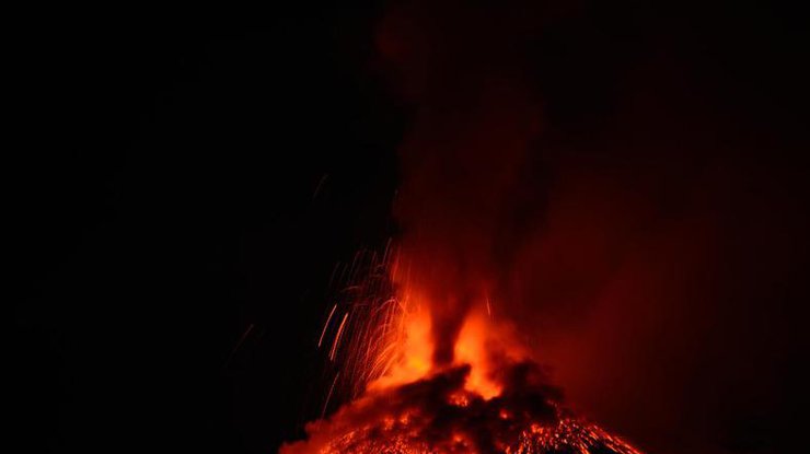 На острове Сицилия в Италии началось извержение вулкана Этна.