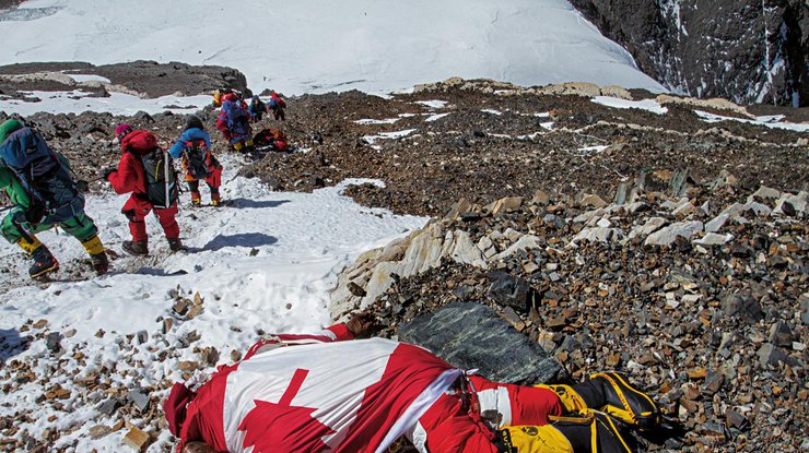 Альпинисты покорили Эверест и погибли на спуске