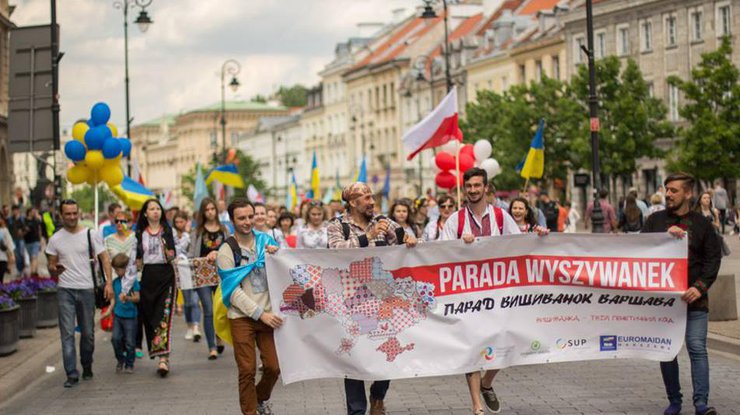 В Варшаве прошел парад вышиванок