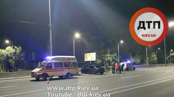 Под Киевом автомобиль влетел в отбойник, двое мужчин погибли