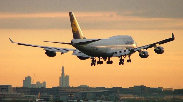 В Гамбурге самолет совершил экстренную посадку из-за сумасшедшего пассажира