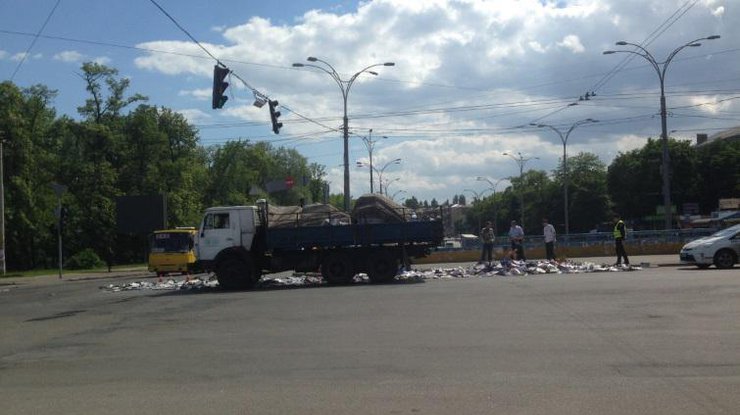 В Киеве возле метро дороги укрыты газетами 
